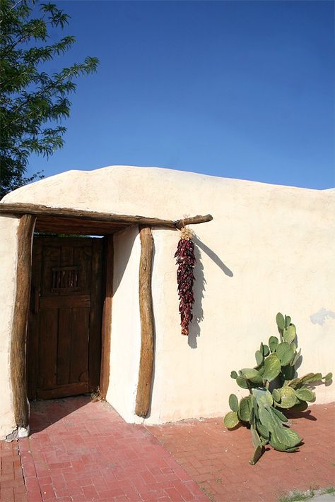 Adobe House Decor, Adobe House Interior, Mexican Outfit Ideas, Pueblo Style House, Old Mexican House, Modern Adobe House, Hacienda Mexico, Mexico Trip Outfits, Santa Fe Style Decor