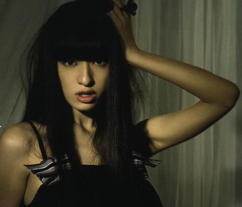 Chiaki Kuriyama Chiaki Kuriyama Kill Bill, Chiaki Nanami Long Hair, 2000s Fashion Icons, Kill Bill, Aesthetic People, New Moon, Cute Selfie Ideas, 2000s Fashion, Look Cool