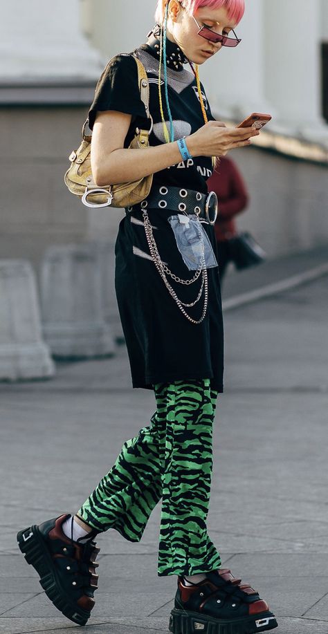 Street style from Russia spring 2019 fashion week Russia Street Style, Berlin Street Style Underground, Bizzare Fashion, Goth Street Fashion, Street Punk Fashion, Goth Street Style, Punk Street Fashion, Neo Fashion, Modern Punk Fashion