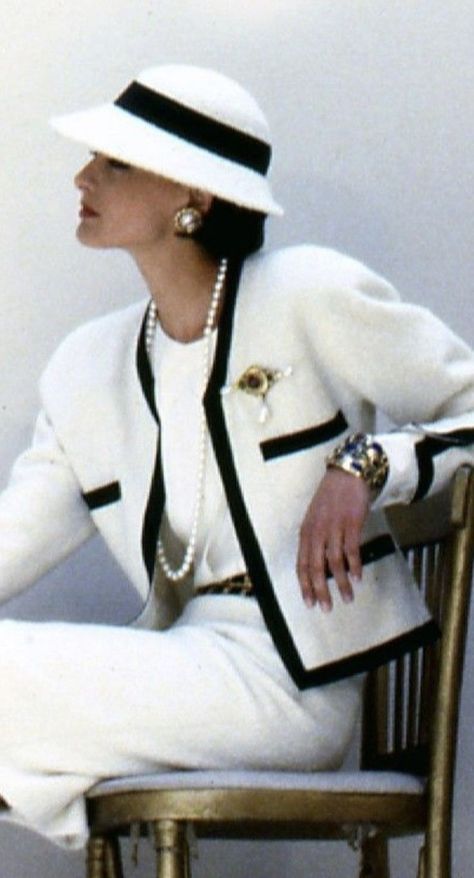 Chanel Aesthetic Outfit, Chanel Fashion Outfits, Channel Outfits, Coco Chanel Fashion, Chanel Black And White, Elegante Y Chic, Chanel Suit, Chanel Outfit, Style Royal