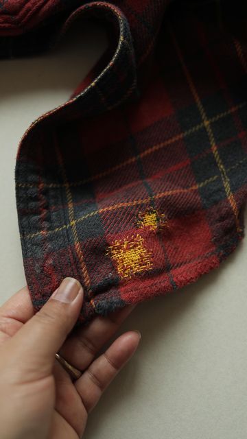 Arounna Khounnoraj on Instagram: "I would normally mend this hole by patching, but decided on using a weave mend. Normally you will see this technique used on knitwear, but it works for small holes on wovens too. John’s shirts are sometimes hard to stitch because there’s always bits of dried glue from his wood working. I think holes should be celebrated so I make them visible 😄👍🏼 I used sashiko thread and when you first try a weave mend try to space out the warp because it will make it easier Visible Mending Shirt, Mending Jacket, Mending Holes With Embroidery, Clothes Mending, Visible Mending Stitches, Creative Mending, Sashiko Thread, Patch Hole, Mending Clothes