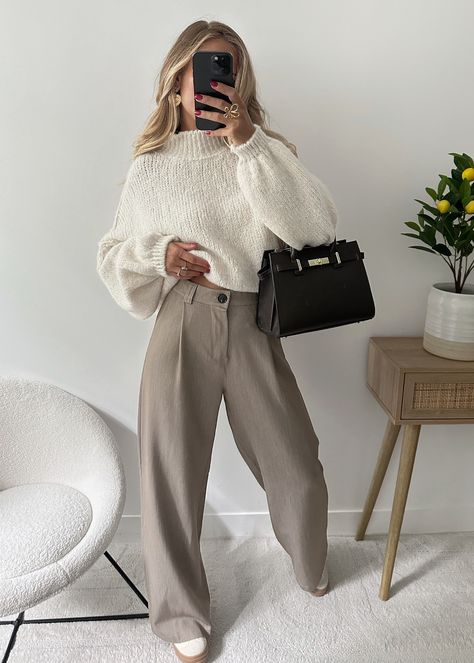 Optez pour un look chic et confortable avec notre pantalon tailleur oversize SERNIA. Avec sa coupe flatteuse, ce pantalon est idéal pour toutes les occasions. Ajoutez-le à votre garde-robe pour une touche de sophistication et un style sans effort. Taille haute Fermeture à glissière et bouton Passants pour ceinture Matière fluide et légère Deux poches italiennes à l'avant Pinces Dimensions - longueur pantalon 105 cm Composition - 75% polyester, 20% viscose, 5% élastique Lavage à 30°C conseillé. N Beige Pantalon Outfit, Halloween Fashion Outfits, 10 Winter Outfits, Outfit Disney, Classic Clothes, Street Style Fall Outfits, Beige Outfit, Coachella Outfit, Trendy Fall Outfits