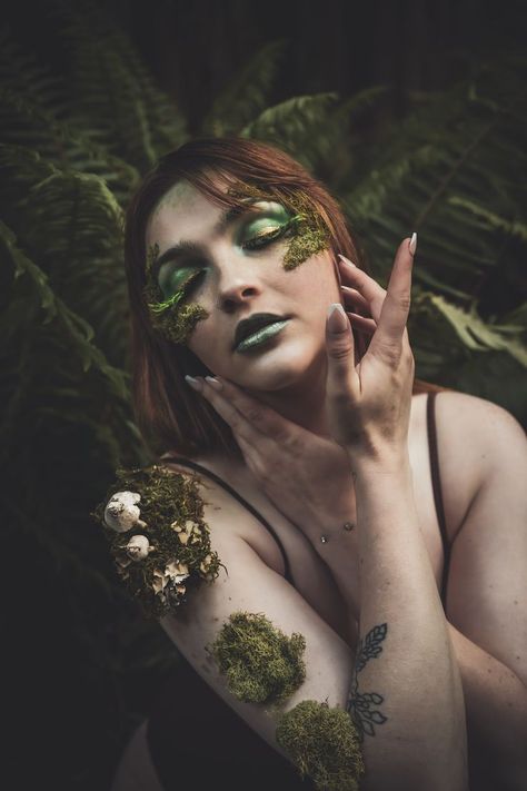 Moss Makeup Looks, Forest Goddess Makeup, Forest Nymph Photoshoot, Wood Nymph Makeup, Dryad Makeup, Forest Nymph Makeup, Swamp Woman, Woodland Makeup, Forest Nymph Costume