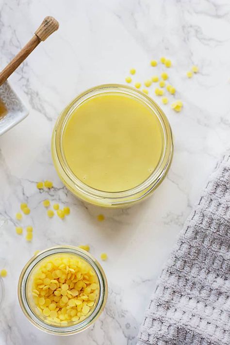 honey-hand-balm-2 Danishes Recipe, Diy Lipbalm, Beeswax Recipes, Skincare Recipes, Honey Beauty, Salve Recipes, Honey Diy, Hello Glow, Healing Salves