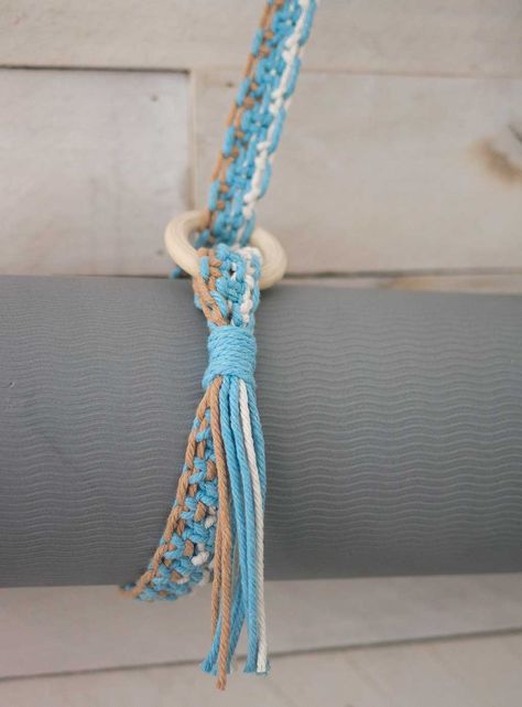 Macrame Blanket Strap, Yoga Mat Strap Macrame, Macrame Yoga Mat Strap Tutorial, Macrame Yoga Mat Strap Diy, Macrame Scraps Project, Yoga Mat Strap Diy, Diy Yoga Mat Holder, Macrame Belts, Yoga Mat Sling