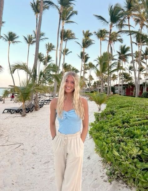 Costal Vacation Outfits, Beachy Vacay Outfits, Cute California Outfits, Summer Outfits For Blondes, Preppy Spring Break Outfit, Preppy Outfits For The Beach, Florida Girl Aesthetic Outfits, Fits For Vacation, Florida Insta Pics