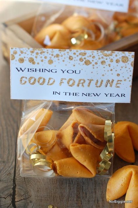 Good Fortune (cookie) printable - treat bag toppers to wish everyone a Happy New Year - NoBiggie.net Cookie Printable, Silvester Diy, New Years Eve Day, Happy New Year Gift, Marketing Gift, New Year's Food, Fortune Cookies, Bag Topper, Silvester Party