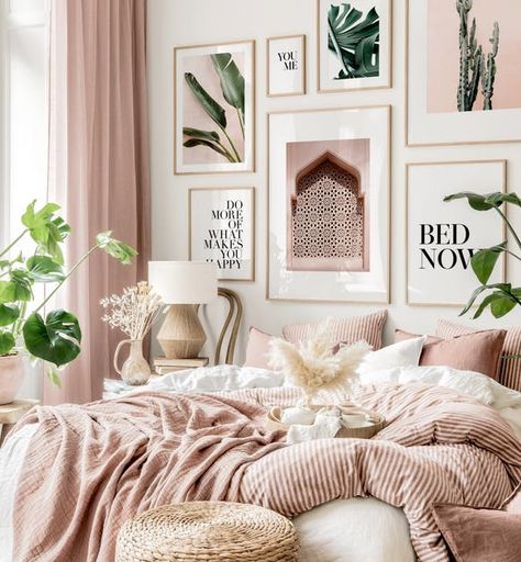 Pink Couch Wallpaper, Pink Scandinavian Bedroom, Rose Pink Bedroom Ideas, Pink Room Ideas For Adults, Pink And Emerald Green Bedroom, Blush Pink And Green Bedroom, Rose Pink Bedroom, Soft Pink Bedroom Ideas, Green Pink Bedroom