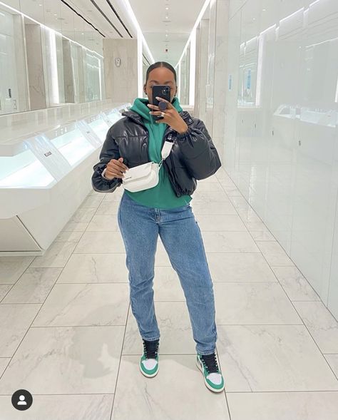 Lucky Green Jordan 1 Outfit, Black Jordan 1 Outfit Women, Green Jordan 1 Outfit, Outfit With Jordan 1, Lucky Green Outfit, Lucky Green Jordan 1, Sports Day Outfit, Colour Coordination, Shoe Outfits