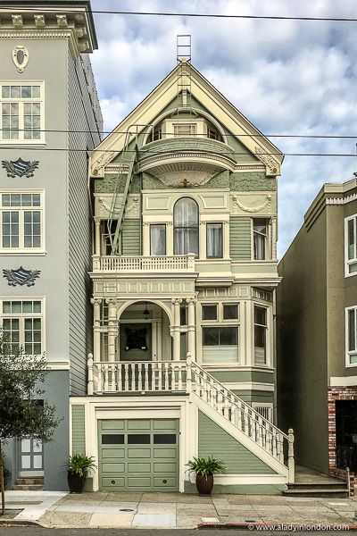 A stunning Victorian house in San Francisco, California. This city is full of pretty historic houses. Click through for more pictures on the A Lady in London blog.  #sanfrancisco #california #victorian #house Detailed Home Exterior, Victorian House With Balcony, Victorian House Outside, Dream House Balcony, Victorian House Balcony, Victorian Homes Outside, Pretty Buildings To Draw, Exterior Victorian House, California House Style