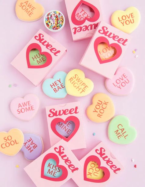 Learn how to make this adorable conversation heart cookie box with Silhouette and The Sprinkle Factory! Bolo Vintage, Sweetheart Candy, Conversation Hearts Candy, Pastel Cupcakes, Candy Cookie, Heart Cookie, Conversation Heart, Sweet Texts, Conversation Hearts