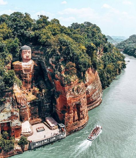 Archaeological Photography on Instagram: “📌 Giant Buddha of Leshan, China. The Leshan Giant Buddha is the largest stone Buddha statue in the world. The statue is 71 meters tall and…” Leshan China, Giant Buddha, Stone Statue, Buddha Statues, La Rive, Voyage Europe, Video Photography, Instagram Foto, Heritage Site