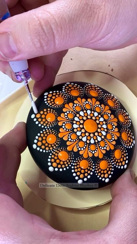 Diy Rock Art, Mandala Painted Rocks, Mandala Rock Art, Stone Art Painting, Rocks Painted, Painted Rocks Craft, Mandala Art Lesson, Painted Rocks Diy, Rock Painting Ideas Easy