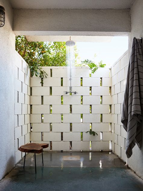 Commune Design, Ace Hotel Palm Springs, Breeze Block Wall, Breeze Blocks, Ace Hotel, Cinder Block, Block Wall, Outdoor Shower, 인테리어 디자인