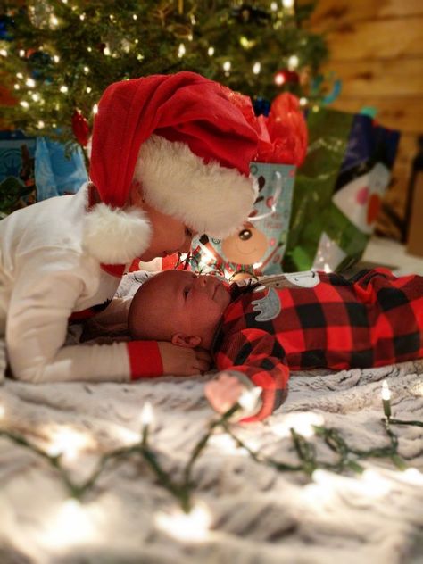 Easy Christmas Newborn Photos, Christmas Photos Brothers, Baby's First Christmas Photos, Christmas Brother And Sister Photo Ideas, Snowman Baby Picture, Baby Christmas Pictures At Home, Toddler Newborn Christmas Photo, Baby Pictures For Christmas, 2 Month Old Baby Christmas Pictures