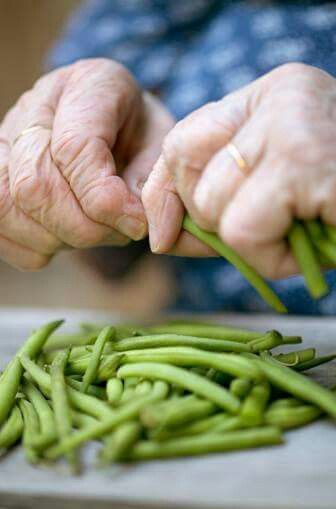 Snapping beans Garlic Parmesan Green Beans, Green Beans Easy, Balsamic Green Beans, Southern Style Green Beans, Baked Green Beans, Snap Beans, Parmesan Green Beans, Green Beans Recipe, String Beans