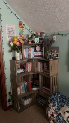 Book Shelves Small Room, Apple Crate Bookshelf, Wooden Crate Aesthetic, Diy Room Shelves, Bookshelf In Corner, Functional Room Ideas, Book Shelf Ideas For Small Room, Rustic Room Decor Ideas, Extra Storage Ideas Bedroom