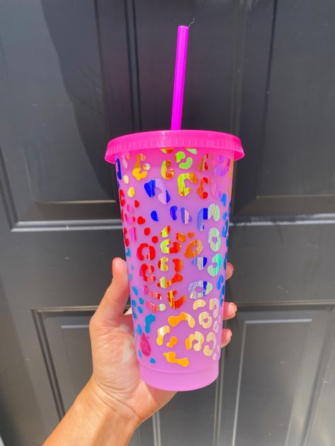 My lisa frank inspired leopard print pattern on a color changing cup! Pink turns to dark blue! Message on insta for purchase @mealsanddeals_ Cricut Tumbler, Starbucks Cup Art, Color Changing Cups, Vinyl Tumblers, Random Image, Creation Crafts, Cup Ideas, Crafty Mama, Tumbler Cups Diy