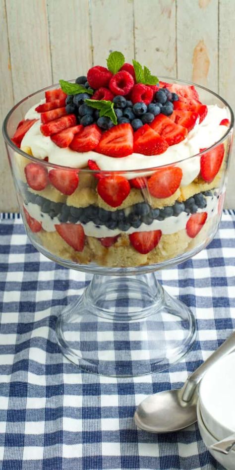 This Pound Cake Trifle recipe uses moist pound cake, fresh strawberries, blueberries, and blackberries with a lemony cream cheese sauce. Sara Lee Pound Cake Ideas, Pound Cake Trifle Recipes, Pound Cake Ideas, Easy Creole Recipes, Pound Cake Trifle, Desert Easy, Cajun Recipes Easy, Sara Lee Pound Cake, Cake Trifle