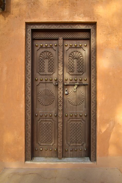 Arabic Door | Old Palace | 2khAAT / Choo Choo Bros. | Flickr Arabian Door Design, Turkish Door Design, Old Arab Houses, Old Arabic House, Islamic Door, Arab House, Old Palace, Theme Restaurant, Meher Baba