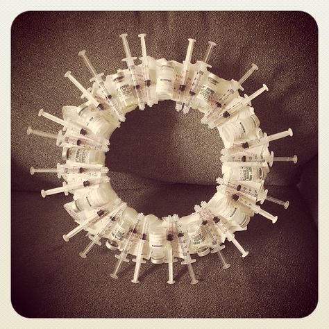 Wreath made out of vials and syringes Pharmacy Wreath Ideas, Hospital Christmas Decorations Diy, Christmas Decorations Hospital, Hospital Christmas Decor, Medical Christmas Decorations, Hospital Christmas Decorations, Hospital Decoration, Medical Party, Diy Christmas Door Decorations