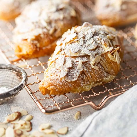 Easy Almond Croissant Recipe: Even better than the coffee shop! - Baking A Moment Easy Almond Croissant, Almond Croissant Recipe, Cruffin Recipe, Almond Croissants, Homemade Croissants, Cream Puff Recipe, Cookie Crisp, Dough Starter, Croissant Recipe