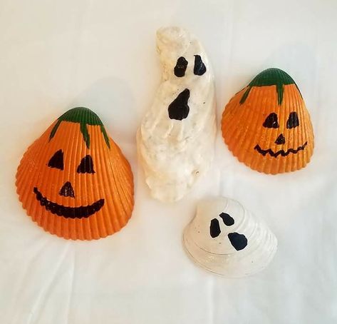 Pumpkin Shells Crafts, Holiday Seashell Crafts, Halloween Shell Painting, Halloween Seashell Crafts, Fall Seashell Crafts, Halloween Shell Crafts, Halloween Painted Shells, How To Clean Sea Shells From The Beach, Seashell Projects Diy Beach Crafts