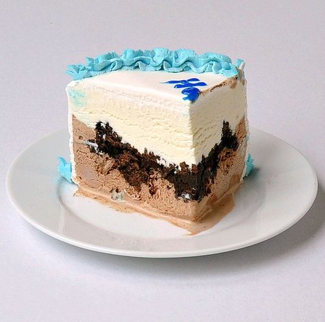 AAAH CARVEL ICE CREAM CAKE AAAH                                                                                                                                                                                 More Carvel Ice Cream Cake Recipe, Carvel Ice Cream Cake, Carvel Ice Cream, Cream Cake Recipe, Best Cake Ever, Ice Cream Cake Recipe, Dairy Queen, Chocolate Wafers, Cream Desserts