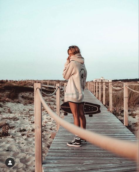 Tomboy Surfer Style, Beachy Skater Aesthetic, Surf Skate Aesthetic, Surfer Look Girl, Surfing Girl Aesthetic, Surf Girl Style Clothing, Surf Girl Outfits, Surfer Girl Fashion, Surfer Style Outfits