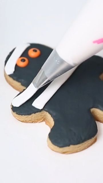 Stephanie | Little Cookie Co on Instagram: "Need another use for your gingerbread man cutter? Turn it into a mummy 👀 A quick and easy cookies to to whip up! . . . . #halloween #halloweenideas #halloweencrafts #halloweendiy #halloweencookies #halloweenbiscuits #decoratedbiscuits #decoratedsugarcookies #royalicing #howtodecoratecookies #creators #buzzfeedfood" Mummy Cookies Decorated, Little Cookie Co, Quick And Easy Cookies, Halloween Biscuits, Mummy Cookies, Easy Cook, Gingerbread Man Cookies, Buzzfeed Food, Up Halloween