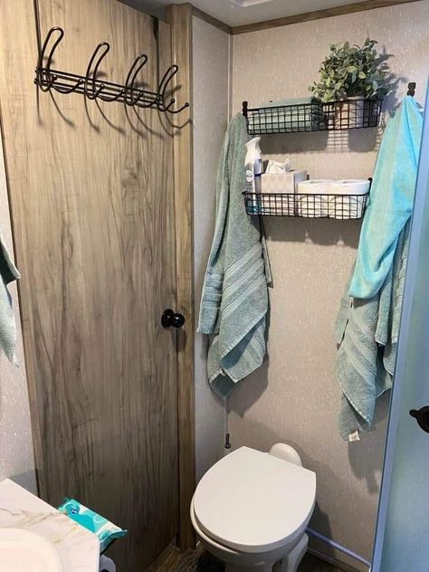 Camper Storage Ideas Travel Trailers, Camper Organization Rv Living, Camper Organization Travel Trailers, Travel Trailer Decor, Travel Trailer Living, Camper Bathroom, Glamper Camper, Rv Interior Remodel, Lake House Food