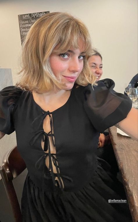 French Bob And Bangs, Blonde Bob And Fringe, Blond Shaggy Bob, Short Bob Straight Hair Bangs, Bob And Fringe Hairstyles, Short Blonde Hair Fringe, Straight Shaggy Bob, French Girl Bob With Bangs, Short Blonde With Bangs