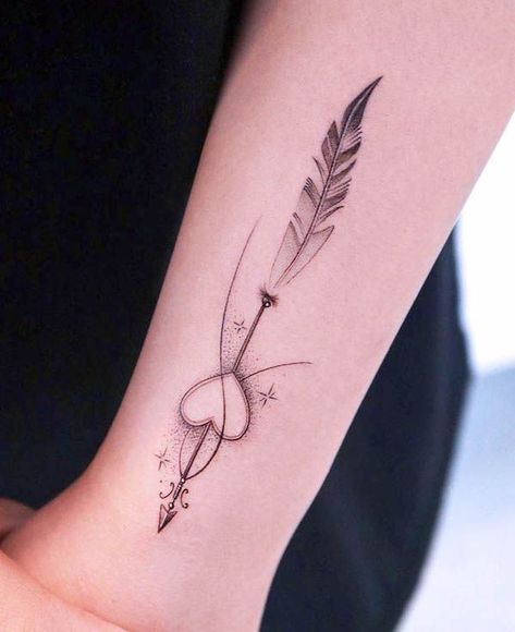 Feather Arrow Tattoo, Corak Sulaman, Arrow Tattoos For Women, Tato Paha, Tato Dengan Makna, Tato Jari, Sagittarius Tattoo, Arrow Tattoo Design, Feather Tattoo Design