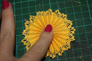 How To Make Rosettes, Lollipops Diy, Folded Paper Flowers, Paper Medallions, Retro Christmas Decorations, Making Flowers, Paper Rosettes, Folding Paper, Paper Pop