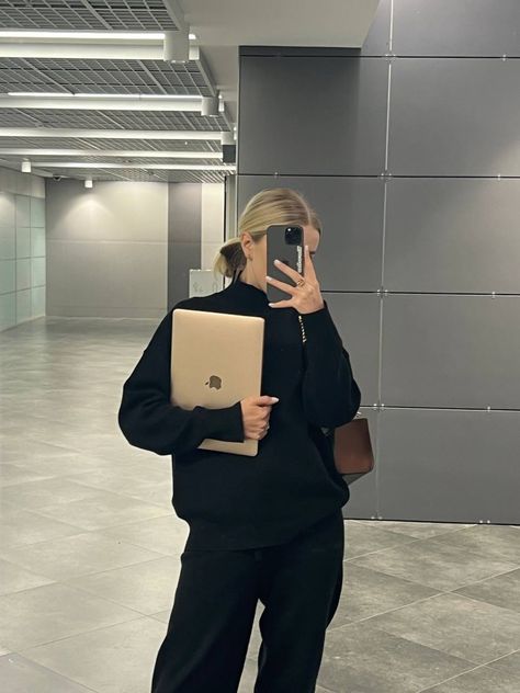 Fashion Manager Aesthetic, 9 5 Job Aesthetic, 9 To 5 Job Aesthetic, Ceo Aesthetic Woman, Job Aesthetic, Work Vibes, Corporate Girl, Faceless Instagram, Corporate Baddie