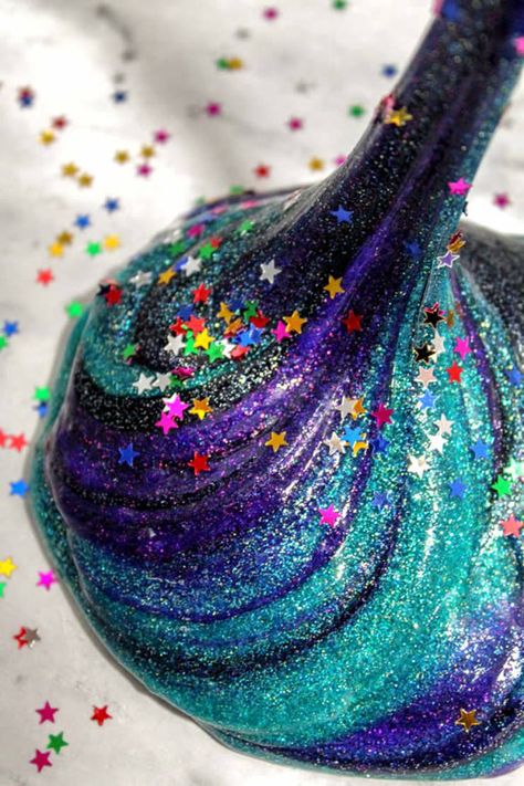 Slime Foto, Diy Galaxy Slime, Slime Easy, Homemade Slime Recipe, Slime Ideas, Rainbow Slime, Galaxy Slime, Easy Slime Recipe, Astronaut Party