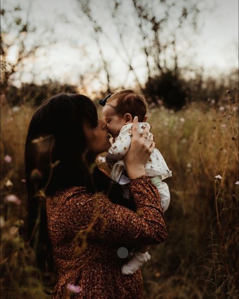 Outdoor Family Christmas Photos With Newborn, Fall Family Photoshoot With Newborn, Outside Family Newborn Pictures, Newborn Photo Shoot Ideas Outside, Family Picture Newborn, Outdoor Pictures With Newborn, Family Pics With Newborn Outside, Fall Pics With Baby, Newborn Fall Photoshoot Family