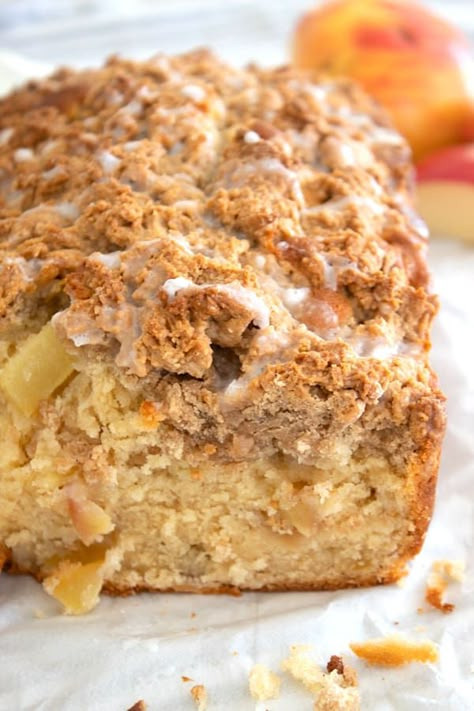 A delicious cinnamon apple bread made with fresh apples. Cinnamon Apple Bread, Apple Bread Recipe, Bread Toppings, Apple Cinnamon Bread, Apple Fritter Bread, Crunch Recipe, Fruit Bread, Apple Bread, Cinnamon Apple