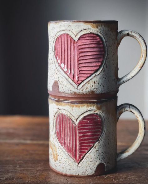 Clay Mug Designs Handmade Pottery, Pottery Hearts Ideas, Valentines Pottery Ideas, Valentine Pottery Ideas, Valentine Ceramics Ideas, Valentines Ceramics, Valentine Ceramics, Valentines Pottery, Valentine Pottery