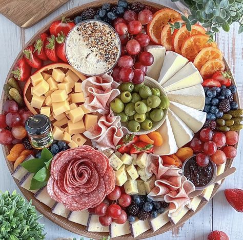 Charcuterie Appetizers, Charcuterie Board Meats, Amazing Food Platters, Fest Mad, Decorações Com Comidas, Snack Platter, Catering Ideas Food, Party Food Buffet, Charcuterie Inspiration