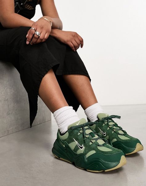 Nike Tech Hera Outfit, Swag Shoes Sneakers, Green Sneakers Outfit, Dark Green Sneakers, Green Nikes, Nike Tech Hera, Green Nike Shoes, Green Trainers, Air Max 90s