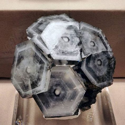 Hexagonal Calcite crystal Geology Rocks, Sculptures Céramiques, Rock Minerals, Crystal Formations, Pretty Rocks, Crystal Magic, Beautiful Rocks, Calcite Crystal, Rock Collection