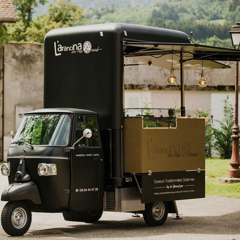 🇮🇹 🇫🇷In Boccalupo offers a food catering service for events such as weddings, anniversaries, birthdays and business meetings. Extremely fine buffets, cocktails and dishes based on sicilian delicatessen and first class wines and spumante are prepared and served on a very special mini food truck, a Piaggio Ape V-Curve designed to upgrade the event with a retro-style touch. 🤩 #sicilianstreetfood #PiaggioApe #foodcatering #triporteur Tuktuk Food Truck, Volkswagen Food Truck, Retro Food Truck, Small Food Truck, Mini Food Truck, Coffee Food Truck, Street Food Design, Catering Van, Bike Food