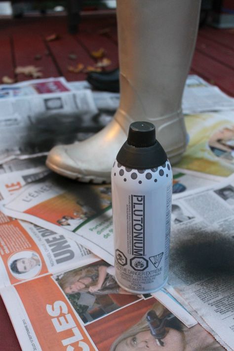 How to paint your Hunter boots a new color DIY #wineandblue Rainboots Outfit, Spray Paint Projects, Boots Diy, Bogs Boots, Plastic Boots, White Leather Boots, Diy Spray Paint, Boot Outfits, Painted Vinyl