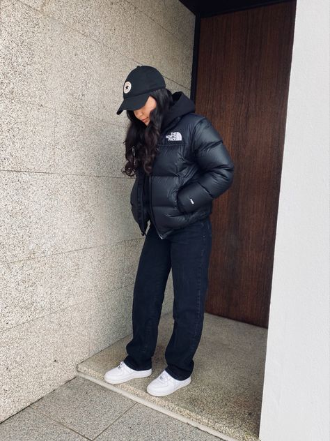 North Face Osito Jacket Outfit, The North Face Puffer Jacket Short, Tna Puffer Jacket Outfit, North Face Saikuru Jacket Outfit, Hoodie With Puffer Jacket, Northface Coat Outfits, The North Face Coat Outfit, Outfits With The North Face Jackets, Women’s North Face Jackets