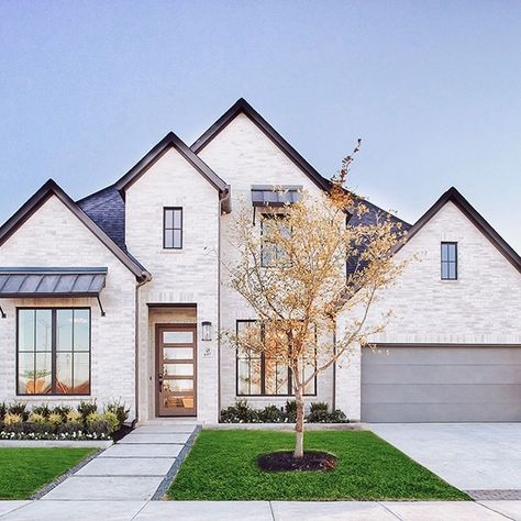 White Brick House Exterior Modern, Two Story White Brick House, Texas Brick Homes Exterior, White Brick Black Trim Exterior, Brick And Panel House Exterior, Light Brick Exterior Color Schemes, Brick Beach House Exterior, White Brick House With Stone Accents, White Wash Brick House Exterior