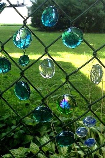 Water Gems, Funny Vine, Upcycle Garden, Diy Fence, Fence Art, Fence Decor, Chain Link Fence, Have Inspiration, Backyard Fences