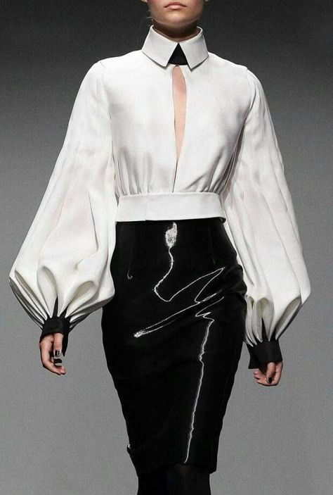 These sleeves are stunning! Sewing sleeves inspiration for sure! #sewing #sleeves #sewinginspiration #womenfashion Moda Vintage, Fashion Runway, Fashion Weeks, Yohji Yamamoto, Puffed Sleeves, White Shirts, Mode Inspiration, Fashion Winter, White Fashion