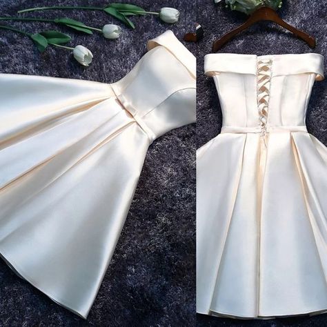 Cream Dresses Formal Short, Ivory Dama Dresses, Teenage Dresses Formal, White Formal Dresses Short, White Dama Dresses, Gold Dama Dresses, Elegant Silk Dresses, Prom Inspiration, Quinceanera Dresses Blue