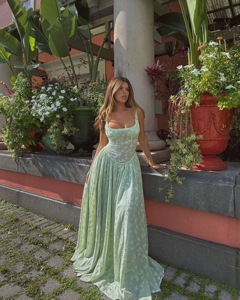 All posts • Instagram Long Dresses Elegant, Elegante Y Chic, Split Long Dress, Maxi Dresses Fall, Floor Length Prom Dresses, Wedding Robe, Elegant Maxi Dress, Ankle Length Dress, Backless Maxi Dresses